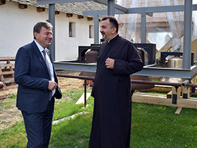 Три звона на обновљеном торњу храма у Дечу