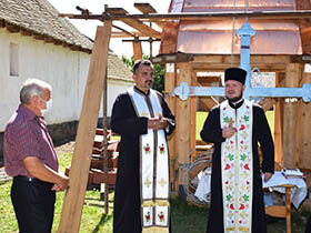 На храму у Дечу после 70 година поново сија крст