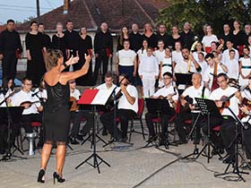 Звуци традиције уз хор и тамбураше