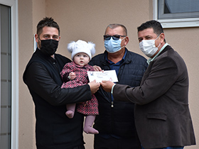 По 40.000 за 54 породице са бебама