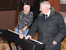 Наставници донирали клавир