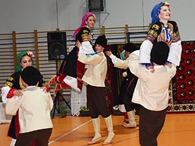 Преко два сата игре и песме Извора