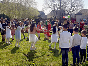 Деца бојама оживела  насеље