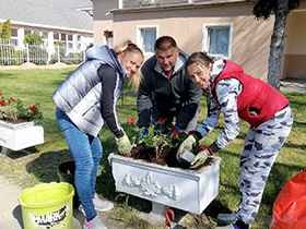 Месна заједница украсила центар цвећем