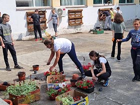 Акција уређења школе, али и дружење уз печење колача