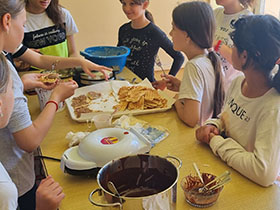 Сунчев цвет и деца пекли колаче