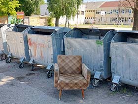 Апсурд бацања кабастог отпада