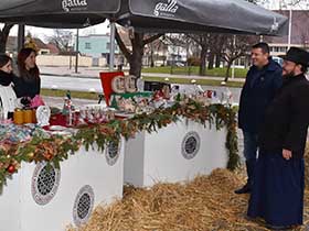 Божићно сеоце краси центар Пећинаца