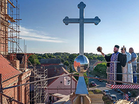 Освештана звона и крстови храма у обнови