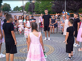 Малени глумци причали бајке заједно са публиком