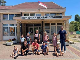 Вечерас деца причају причу на пећиначком шеталишту