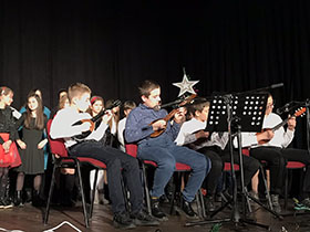 Музиком оживели празничну атмосферу