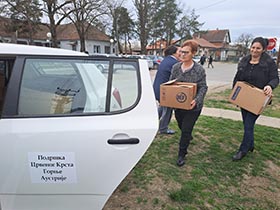 Нове количине топле гардеробе пристигле у пећиначки ЦК