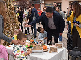 Шарени вашар пећиначких малишана привукао бројне посетиоце