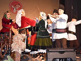 Песмом и игром подигли публику на ноге