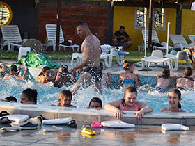 Због лоших временских услова померен почетак бесплатне школе пливања