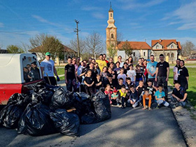 Млади Карловчићани чистили насеље