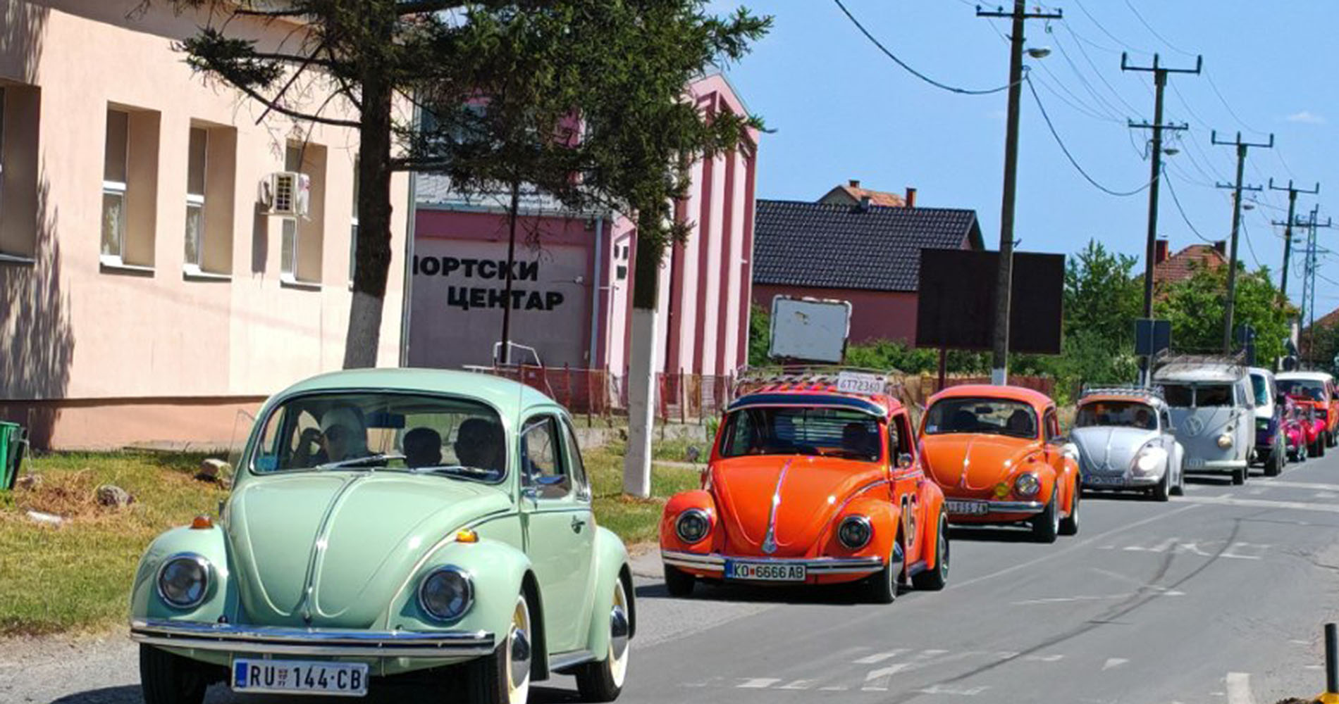 Bus-buba skup još jednom spojio ljubitelje oldtajmera u Pećincima (Video)
