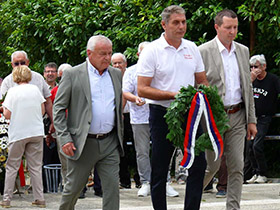 Pećinačka delegacija položila venac na spomen obeležje Sloboda