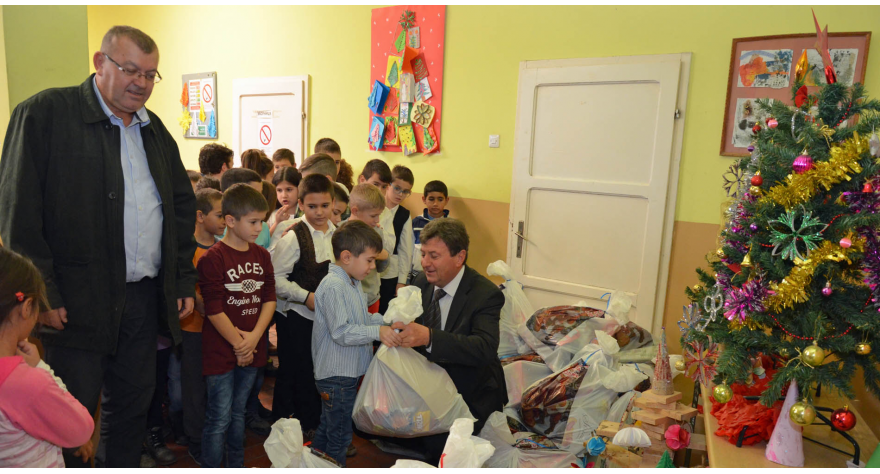 Новогодишњи пакетићи стигли до сваке школе и вртића