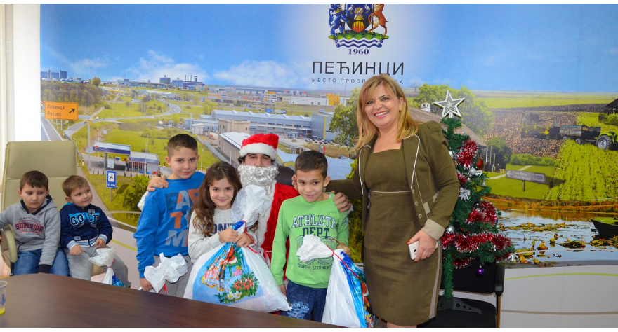 Новогодишњим пакетићима обрадовали децу из хранитељских породица