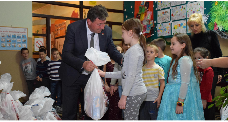 Новогодишњи пакетић за свако дете