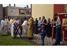 Света литургија у пећиначком храму