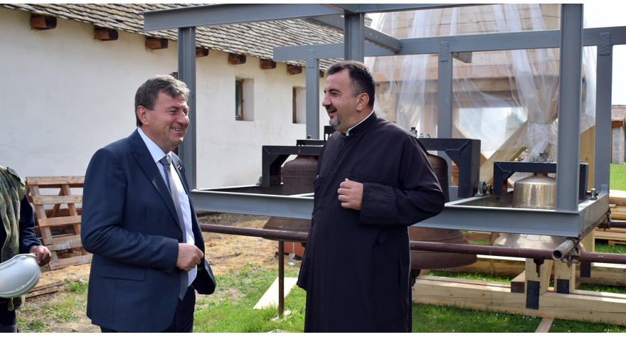 Три звона на обновљеном торњу храма у Дечу