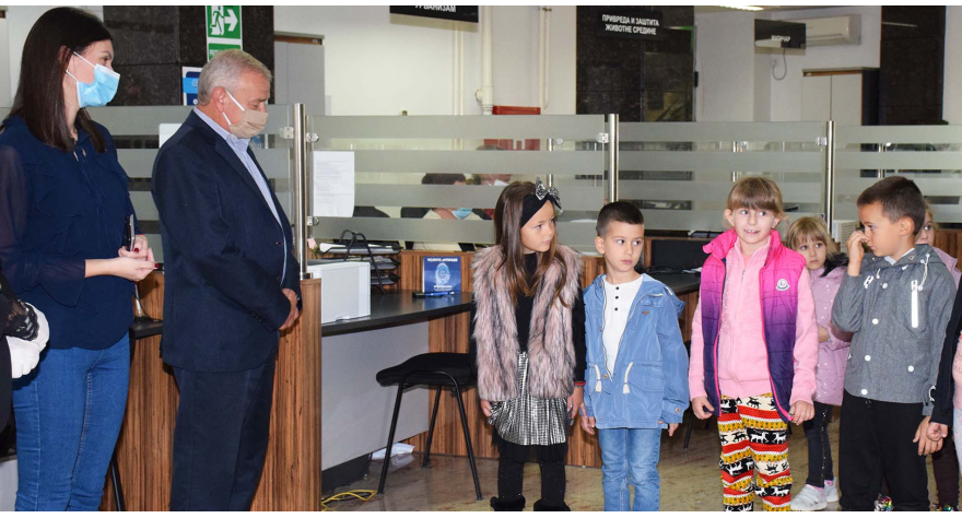 Предшколци осмехом испунили Услужни центар