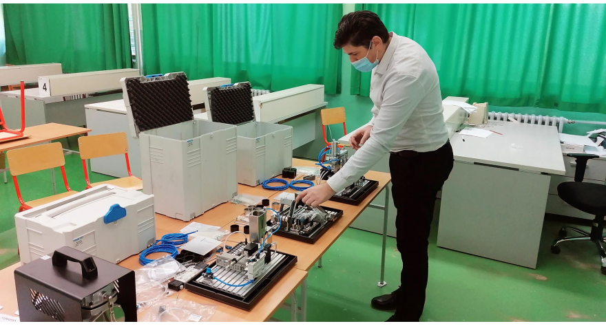 Нови симулатори за мехатроничаре стигли из донација