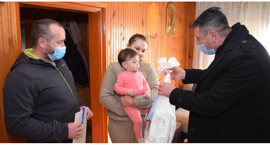 Хигијенски пакети за 163 новорођенчета