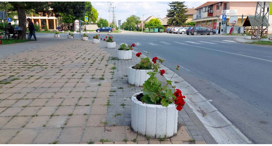 Цвећем употпуњен изглед центра насеља