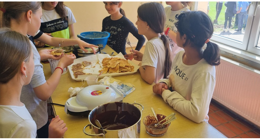 Сунчев цвет и деца пекли колаче