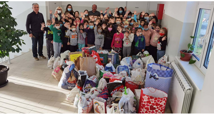 Слатки караван кренуо из Пећинаца за малишане са КиМ