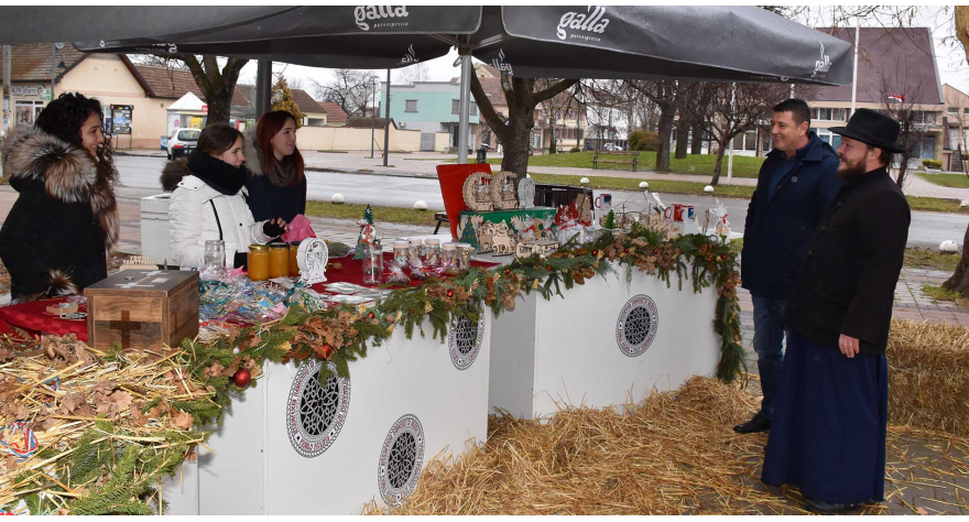 Божићно сеоце краси центар Пећинаца