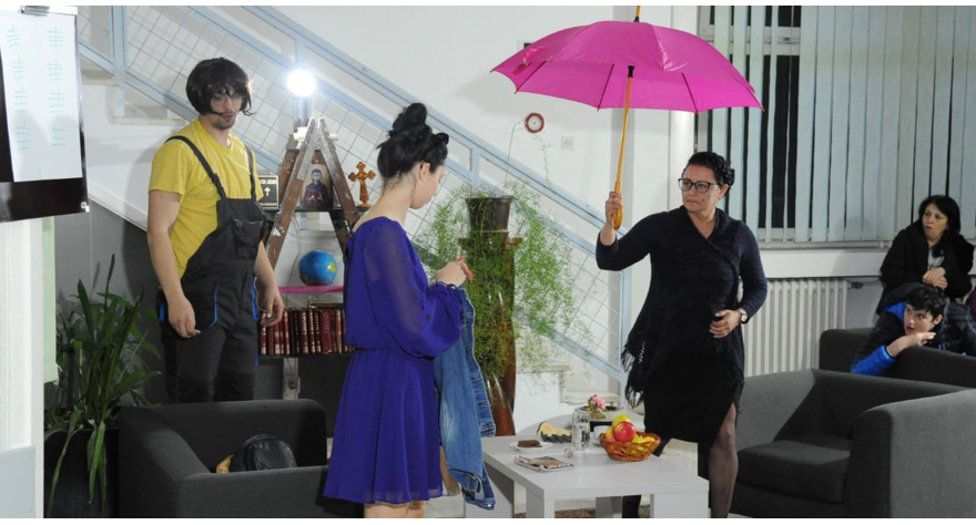 Пећиначки глумци наступају на Таковским цветима