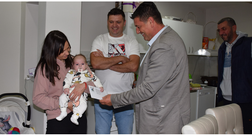 ЂОКИЋ: Општина наставља са мером подршке породицама