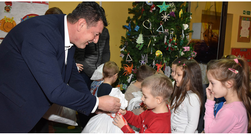 Ђокић: Трудимо се да свако дете осети радост празника