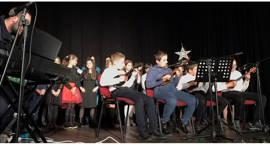 Музиком оживели празничну атмосферу