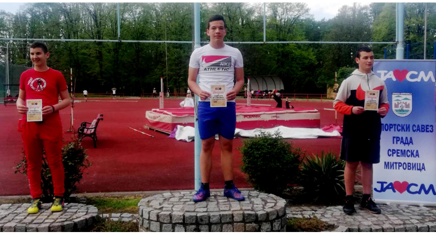 Пећиначки основци успешни у атлетици