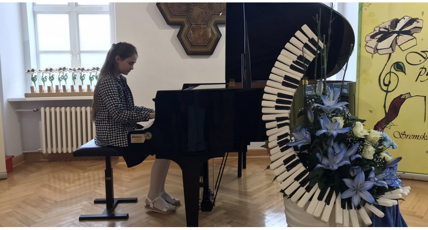 Две награде за младе пијанисткиње