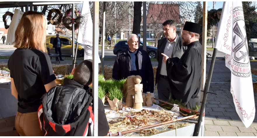 Божићно сеоце оплеменило порту пећиначке цркве