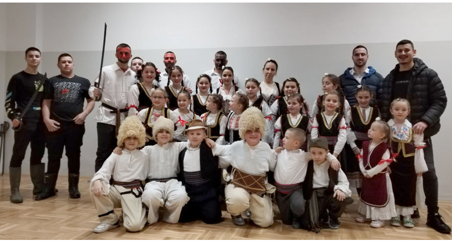 Фолклораши из Карловчића први пут наступили на Бадње вече