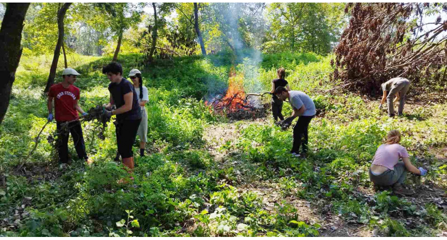 Волонтери из целог света чисте Купиник