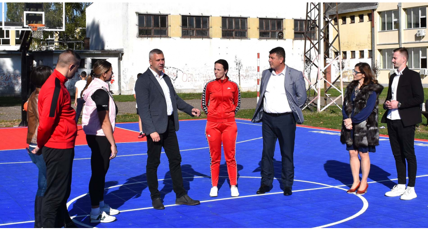 Нови кошаркашки терен за пећиначке ученике (Видео)