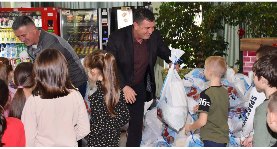 Новогодишњи пакетићи стигли до сваког детета