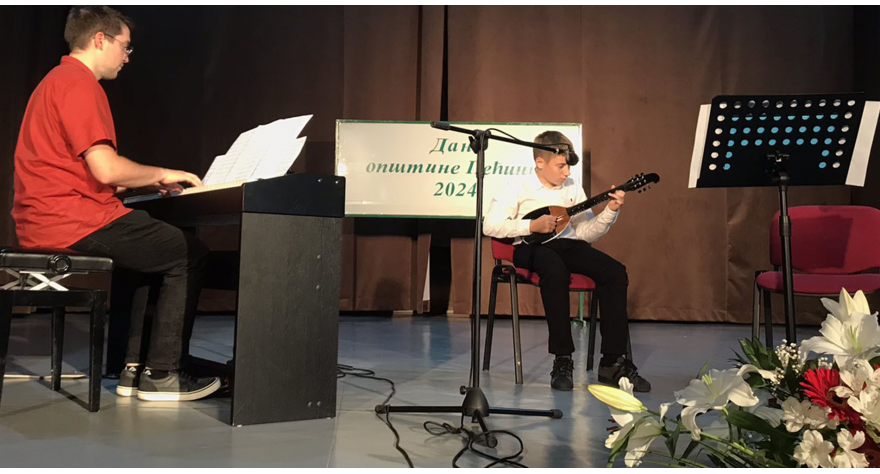 Од тамбуре до позоришних дасака Општини у част