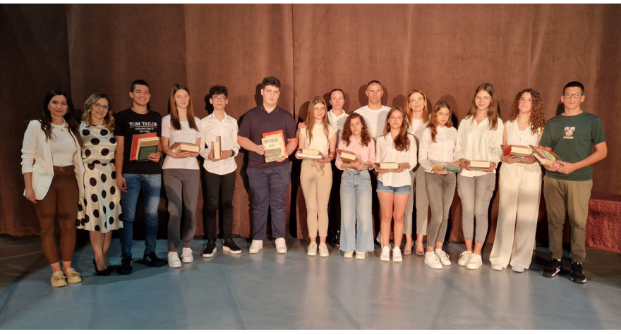 Награђени најбољи ученици пећиначке школе