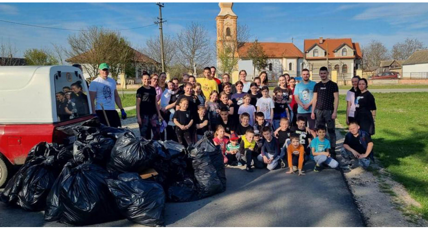 Млади Карловчићани чистили насеље