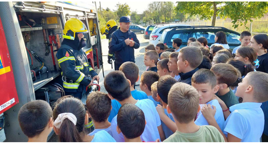 Показна вежба корисна и за школу и за ватрогасце